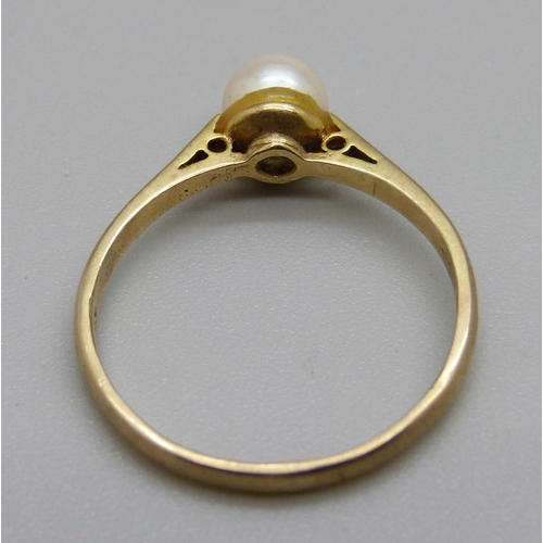 1120 - A 9ct gold and pearl ring, 2g, T