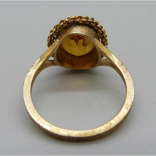 1123 - A 9ct gold and orange topaz ring, 2.5g, L