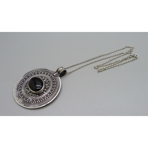 1126 - An Egyptian silver  and onyx pendant