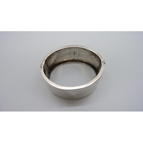 1130 - A Victorian silver bangle, fastener a/f and dented