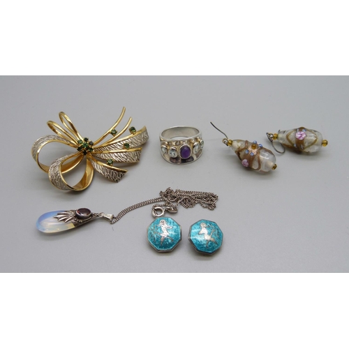 1132 - Assorted jewellery including silver and Murano