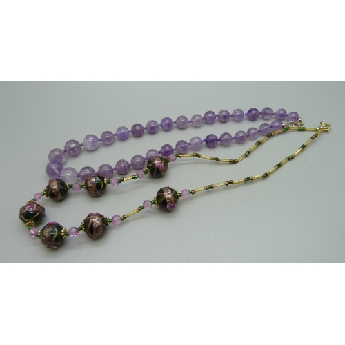 1133 - An amethyst bead necklace and a Murano 'Wedding Cake' bead necklace