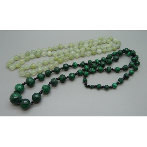 1135 - A malachite bead necklace and a jade bead necklace