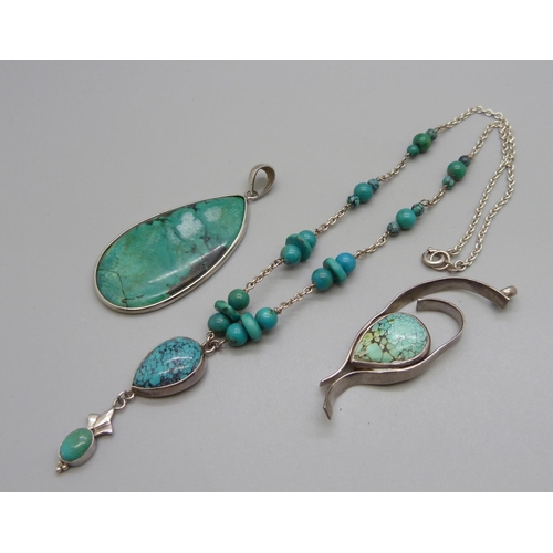 1136 - A turquoise and silver necklace and two pendants