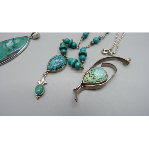 1136 - A turquoise and silver necklace and two pendants