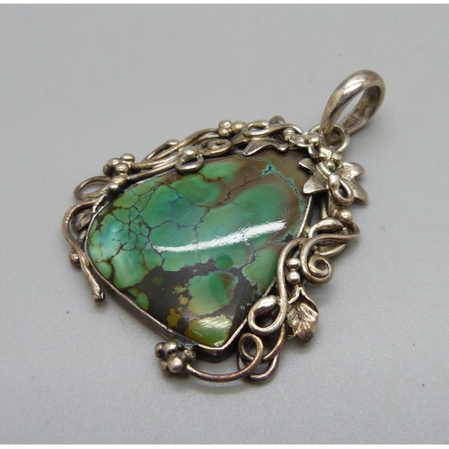 1137 - A vintage silver Arts and Crafts style pendant