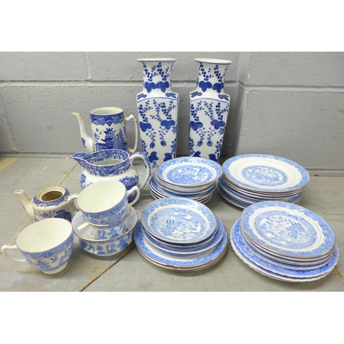 1161 - A box of blue and white china, blue and white Willow pattern teawares and a pair of Chinese style bl... 