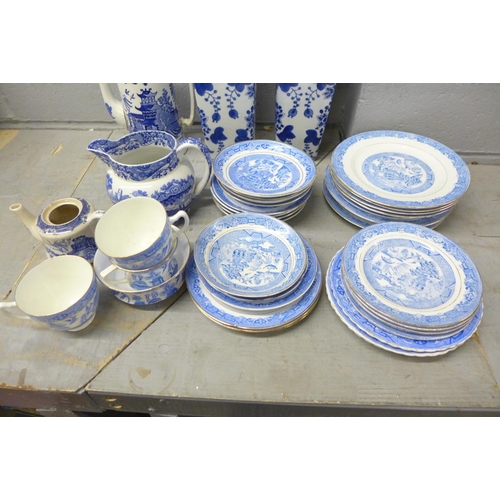 1161 - A box of blue and white china, blue and white Willow pattern teawares and a pair of Chinese style bl... 