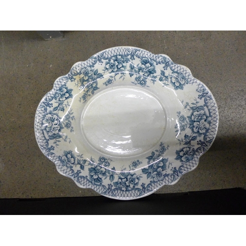 1174 - A box of mixed china including meat plates and jars, Denby and Royal Worcester **PLEASE NOTE THIS LO... 