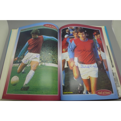 665 - West Ham United;- A Who's Who, Player by Player book containing approximately 86 signatures from for... 