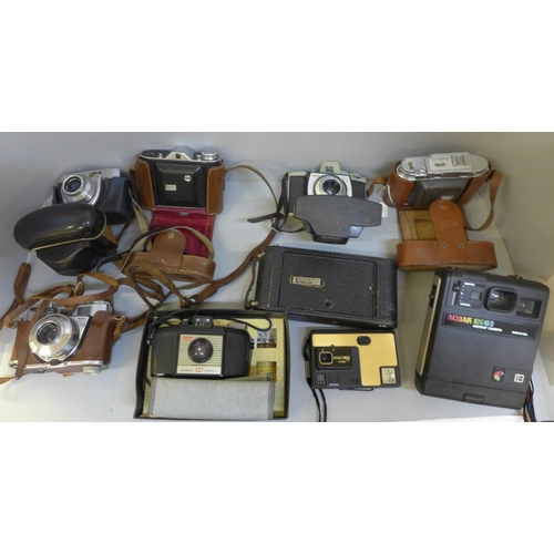 720 - A box of cameras including Brownie and Kodak