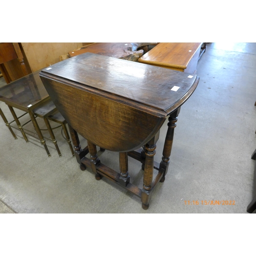 140 - An oak gateleg table