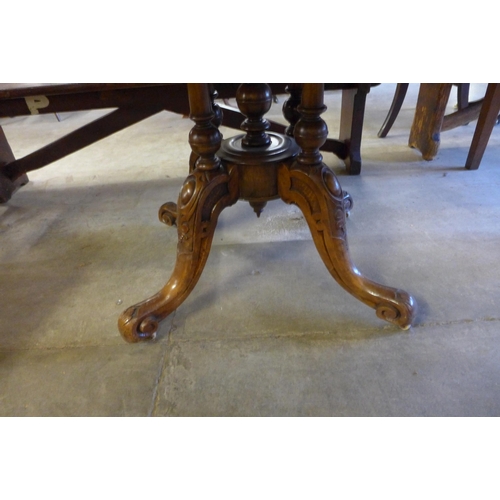 208 - A Victorian figured walnut oval tilt-top breakfast table