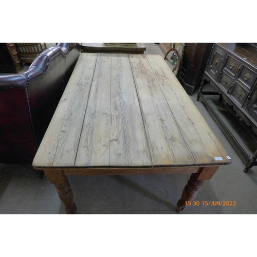 233 - A Victorian pine farmhouse kitchen table