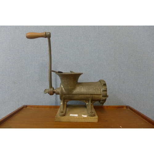 392 - A Kenrick No.4 cast iron mincer