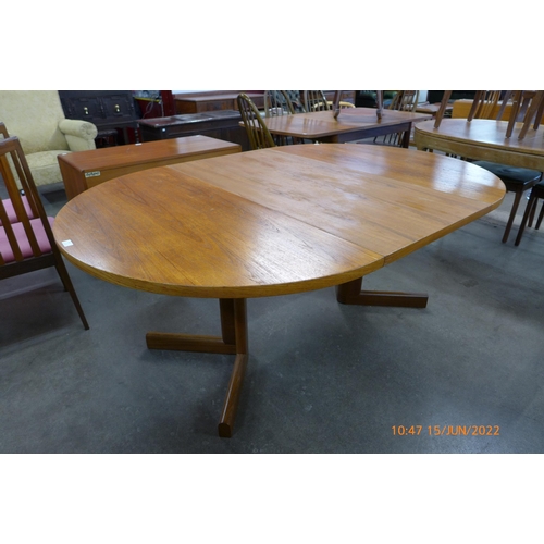 82 - A Danish teak extending dining table