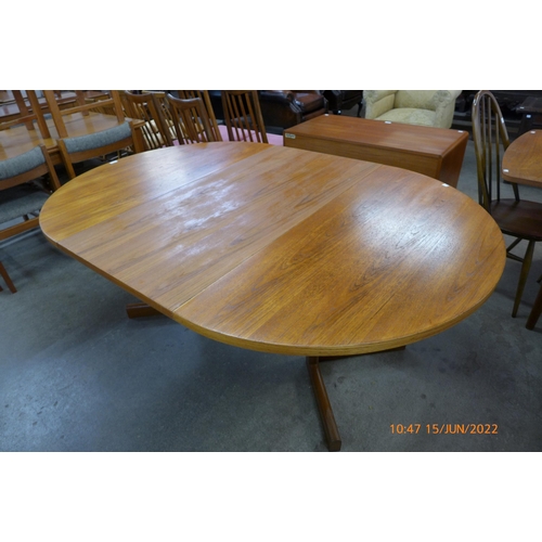 82 - A Danish teak extending dining table