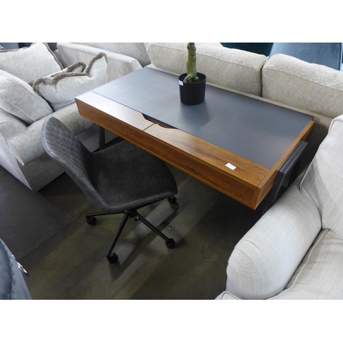 1391 - A Larris desk