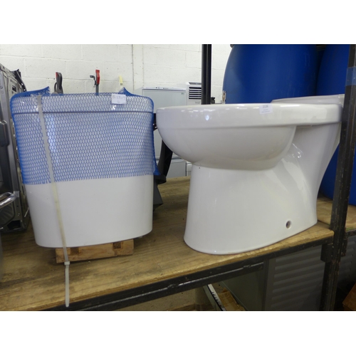 2126 - Wyford ceramic toilet and cistern with cistern kit