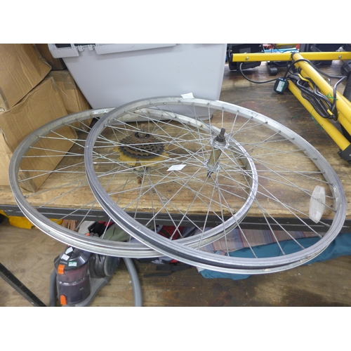 2142 - Pair of racing bike wheels, 22.5