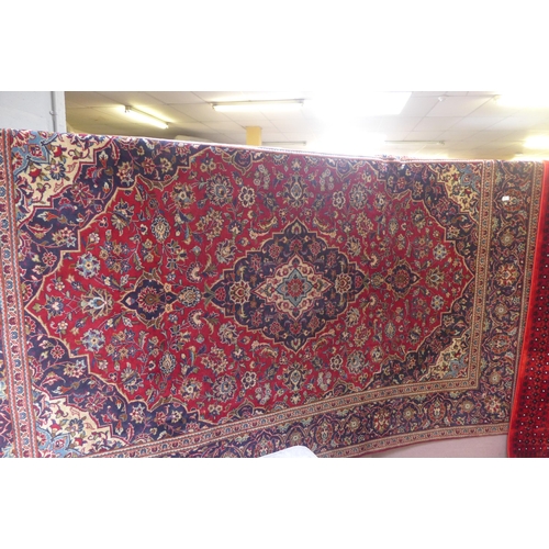 1602 - A fine Persian kashan carpet, traditional medallion design, 300x203cm