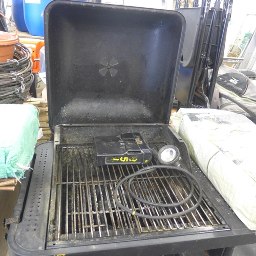 2335 - Full size charcoal/wood fuelled BBQ on stand