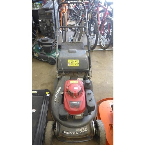 2324 - Honda pro roller 2017 HRH536 lawnmower with collector (drive cable needs replacing)