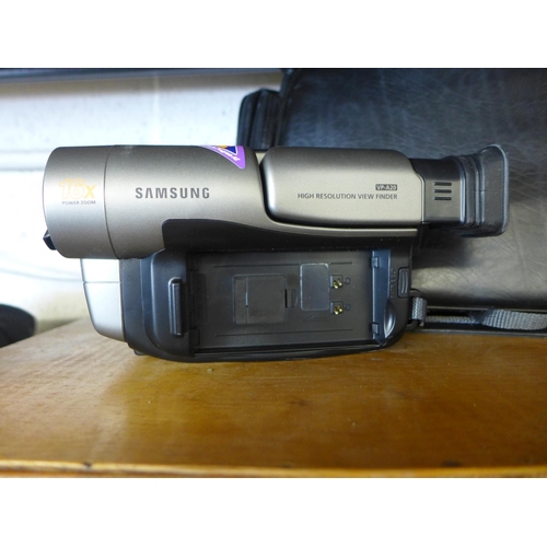 2197 - Samsung VPA20 16 x 200m video camera kit in wooden case