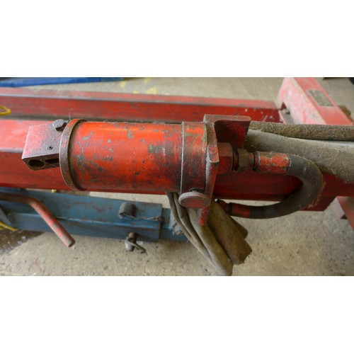 2146 - Folding Tenner Safe working crane and a metal high lopper/hedge cutter attachement