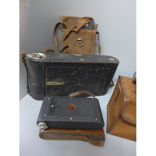 1157 - A box of vintage folding and box cameras including Kodak **PLEASE NOTE THIS LOT IS NOT ELIGIBLE FOR ... 