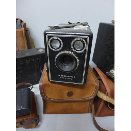 1157 - A box of vintage folding and box cameras including Kodak **PLEASE NOTE THIS LOT IS NOT ELIGIBLE FOR ... 