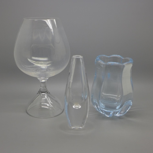 686 - Three items of glass designed by Vicke Lindstrand; two Kosta and one Orrefors