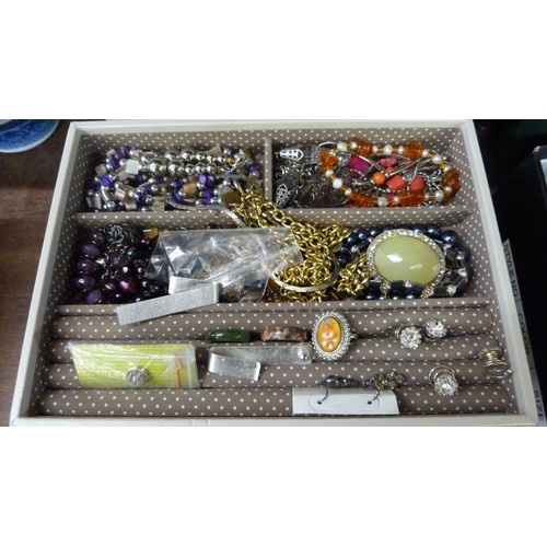 725 - A box of costume jewellery