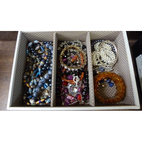 725 - A box of costume jewellery