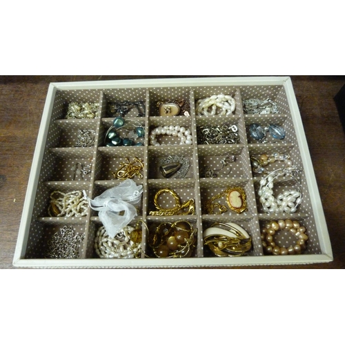 725 - A box of costume jewellery