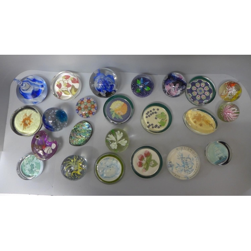 727 - Twenty-four glass paperweights