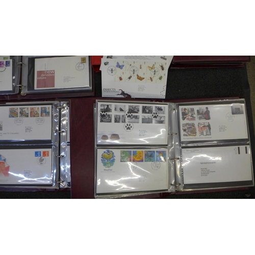 757 - Great Britain collection of first day covers in seven albums and loose 1960's-2009 including many Ro... 