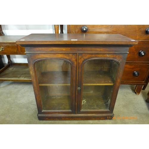 118 - A small Victorian walnut bookcase