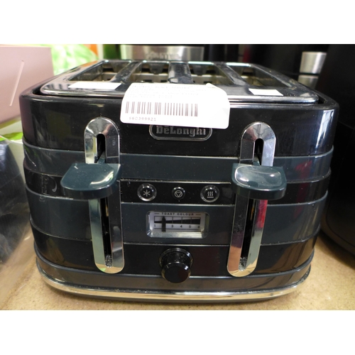 3138 - Delonghi Black 4 Slice Toaster     (254-67)   * This lot is subject to vat