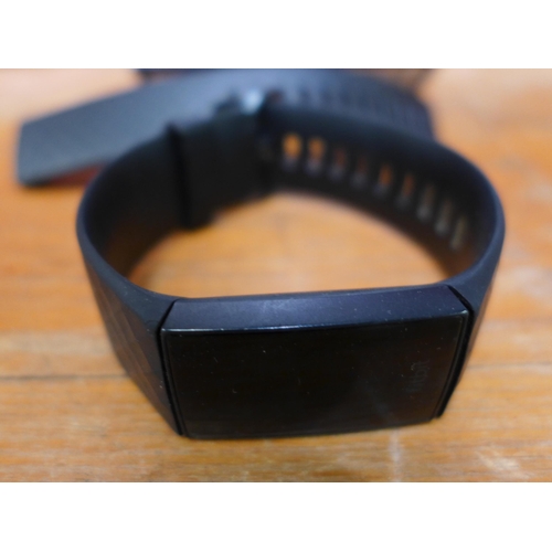 3223 - Fitbit Charge 4  black   (255-7)  * This lot is subject to vat