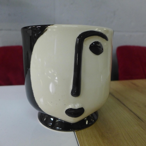 1459 - A black and white Dolomite face planter (90498509)   #