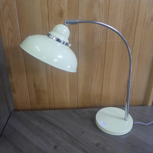 1553 - A cream retro style table lamp