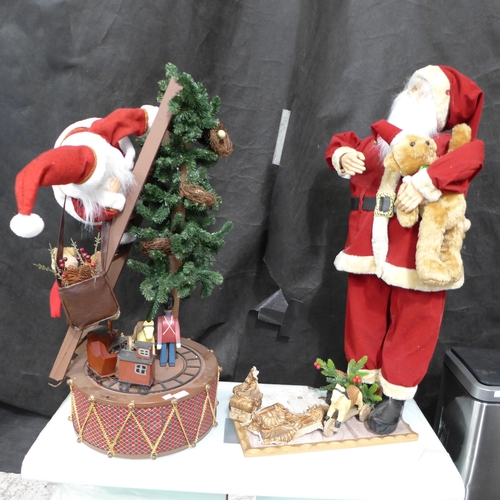 3504 - Two Santa Claus standing figures