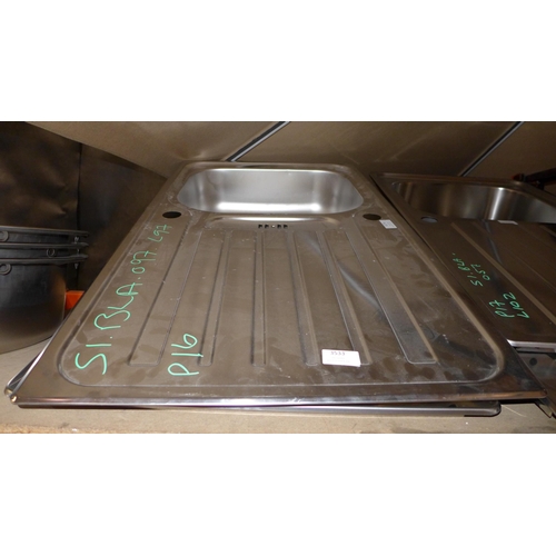 3533 - 2x Mixed Style Stainless Steel Sinks * This lot is subject to VAT