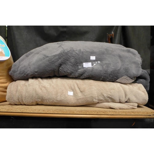 3543 - 2 Kirkland Signature Queen Plush Blankets   98 X 92  (254-396,397)   * This lot is subject to vat