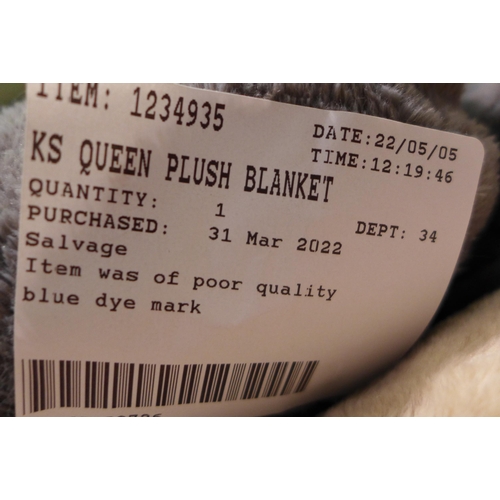 3543 - 2 Kirkland Signature Queen Plush Blankets   98 X 92  (254-396,397)   * This lot is subject to vat