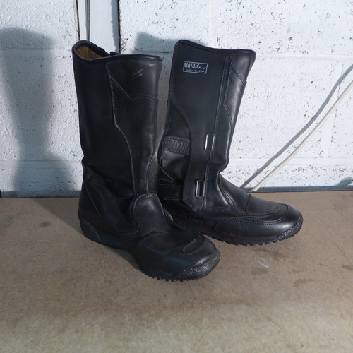 2064 - Ladies leather biker boots, size 5, gloves and knox elbow guards