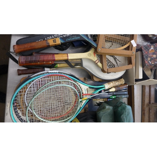 2141 - Thirteen vintage tennis and badminton racquets