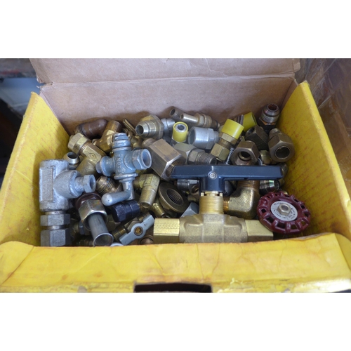 2203 - Plumbing equipment job lot: radiator fittings, sub pump, pipe cutters & threaders