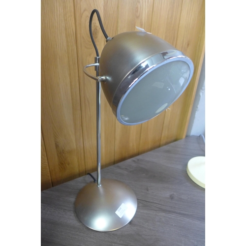 1554 - A silver retro style table lamp